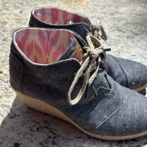Toms Gray Canvas Lace-Up Wedge Ankle Booties with Pink Lining
